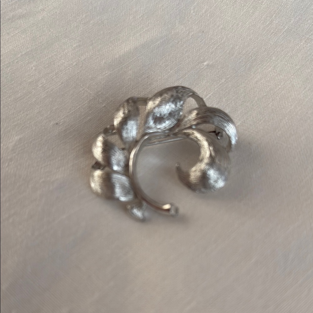 Vintage Lisner Signed Elegant Silvertone Leaf Pin Brooch